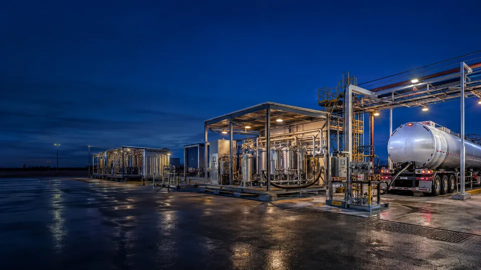 Planta modular de tratamiento y autotanque en una terminal de noche
